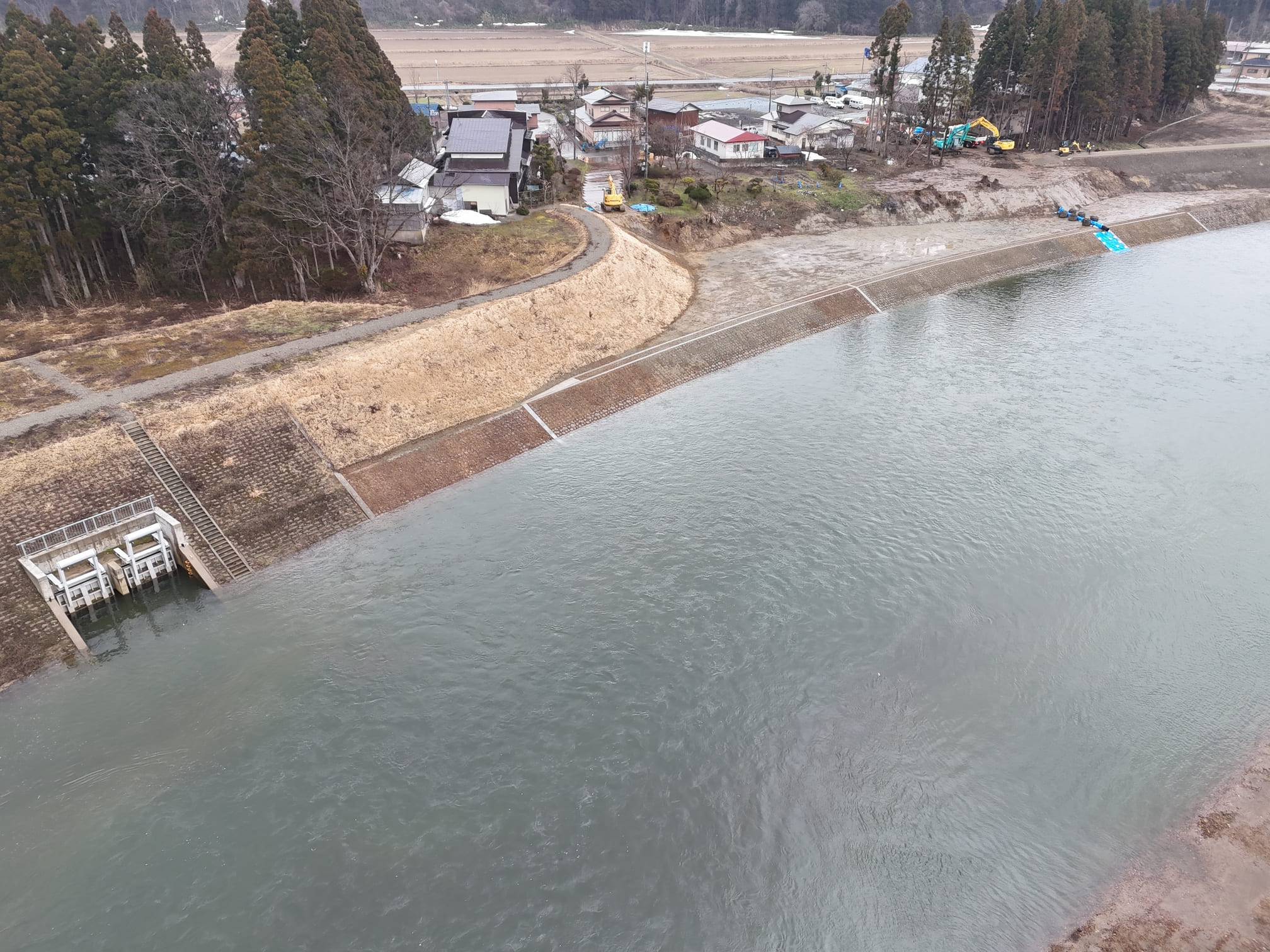河川護岸工事および排水樋門（ひもん）整備工事
